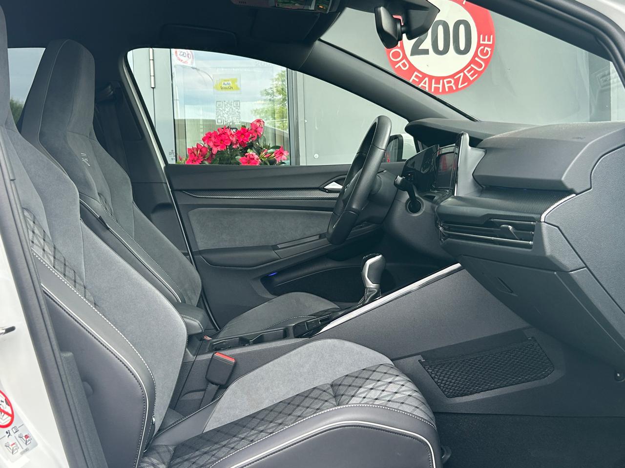 VW Golf VIII 1.5 TSi ACT R-Line