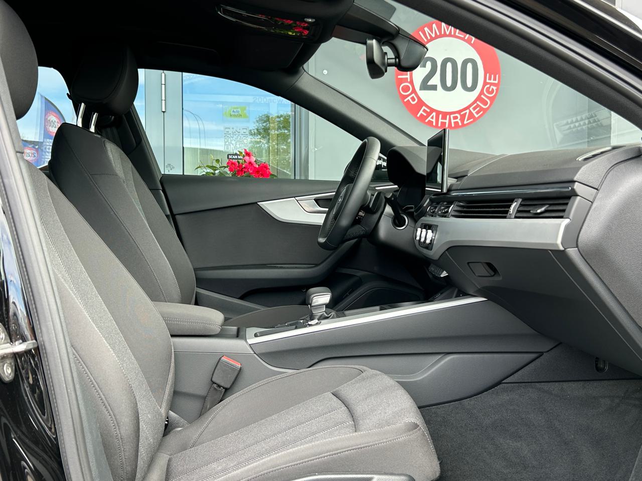 Audi A4 30 TDi S line