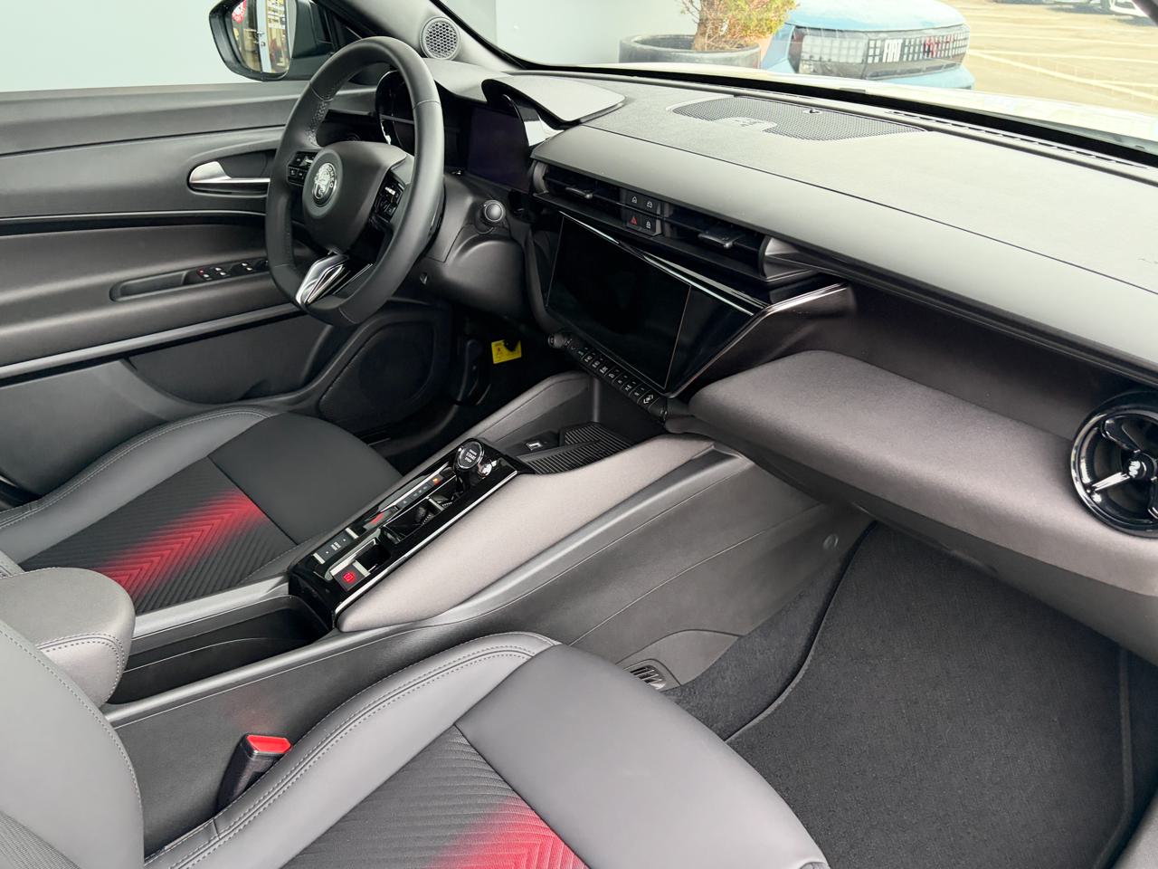 Alfa Romeo Junior 1.2 48V Hybrid Q4 Pack Tech Sky