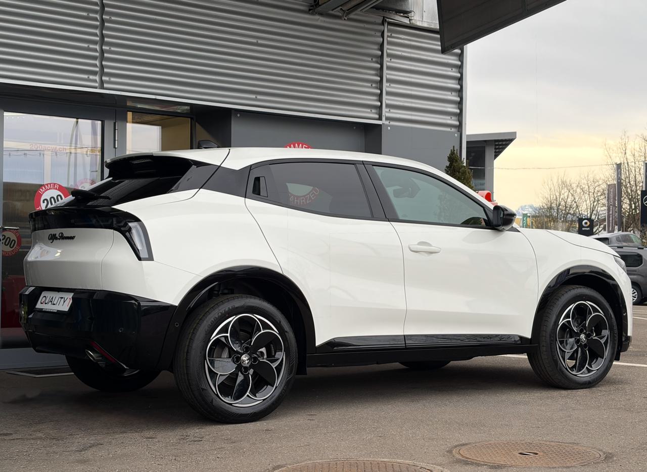 Alfa Romeo Junior 1.2 48V Hybrid Q4 Pack Tech Sky