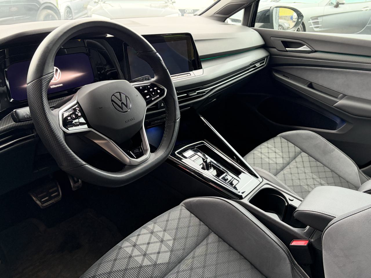 VW Golf VIII 1.5 eTSi mHEV ACT R-Line