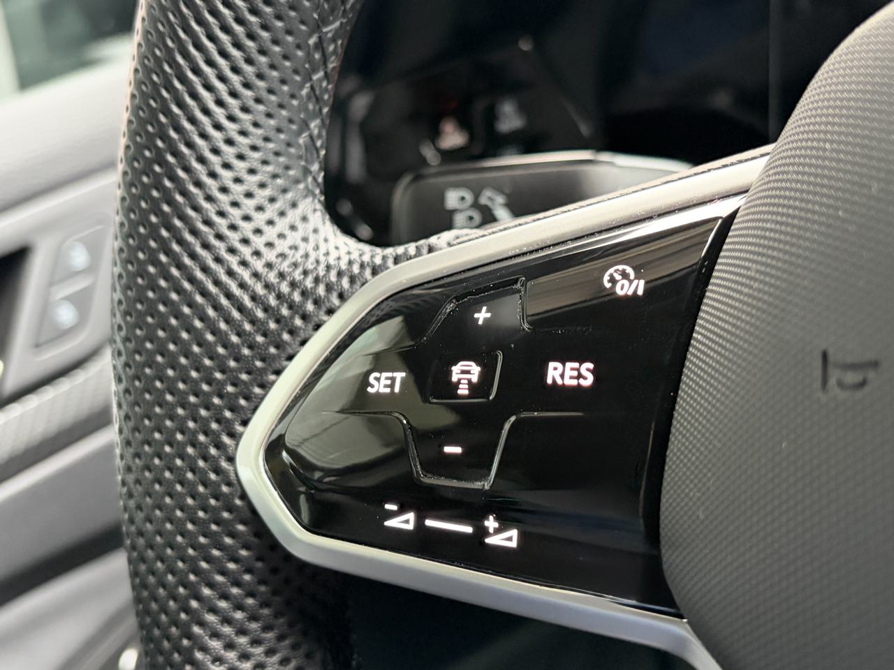 VW Golf VIII 1.5 eTSi mHEV ACT R-Line