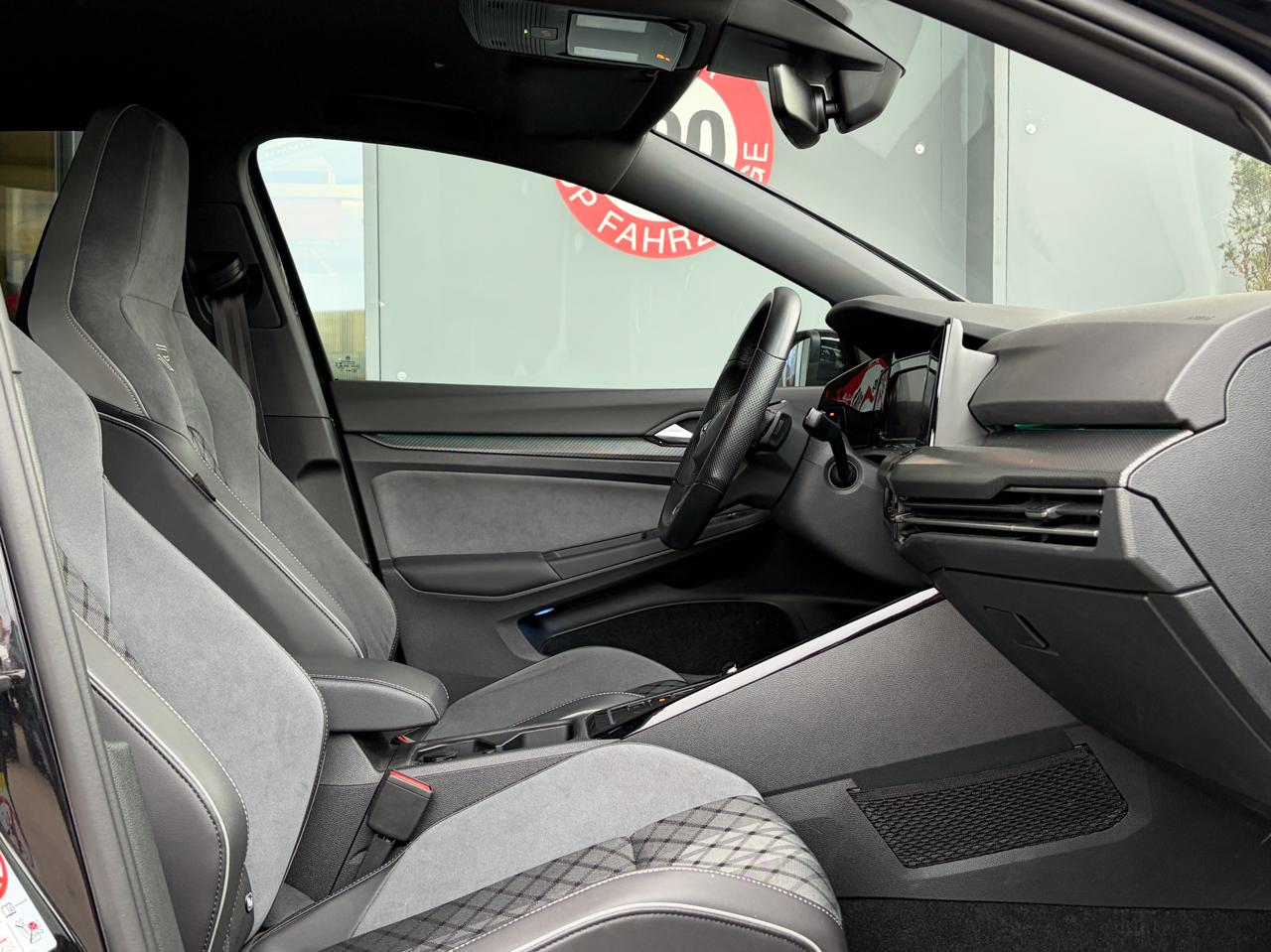 VW Golf VIII 1.5 eTSi mHEV ACT R-Line