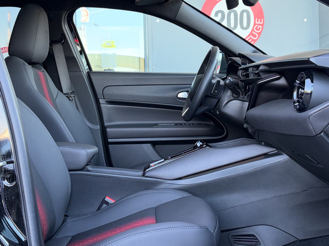 Alfa Romeo Junior 1.2 48V Hybrid Q4 Pack Tech Sky