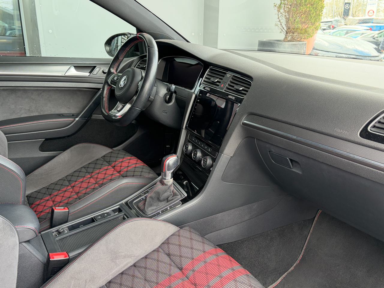 VW Golf VII 2.0 TSi GTI TCR