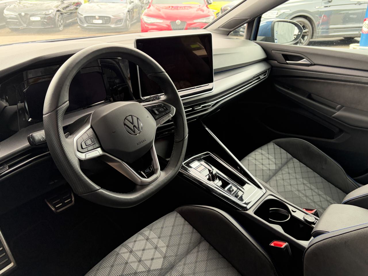 VW Golf VIII 1.5 eTSi mHEV R-Line