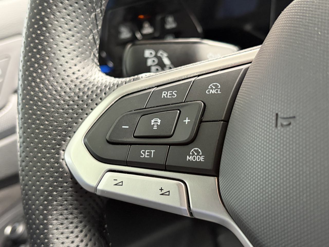 VW Golf VIII 1.5 eTSi mHEV R-Line