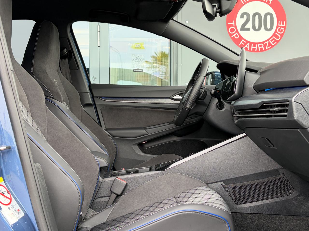 VW Golf VIII 1.5 eTSi mHEV R-Line