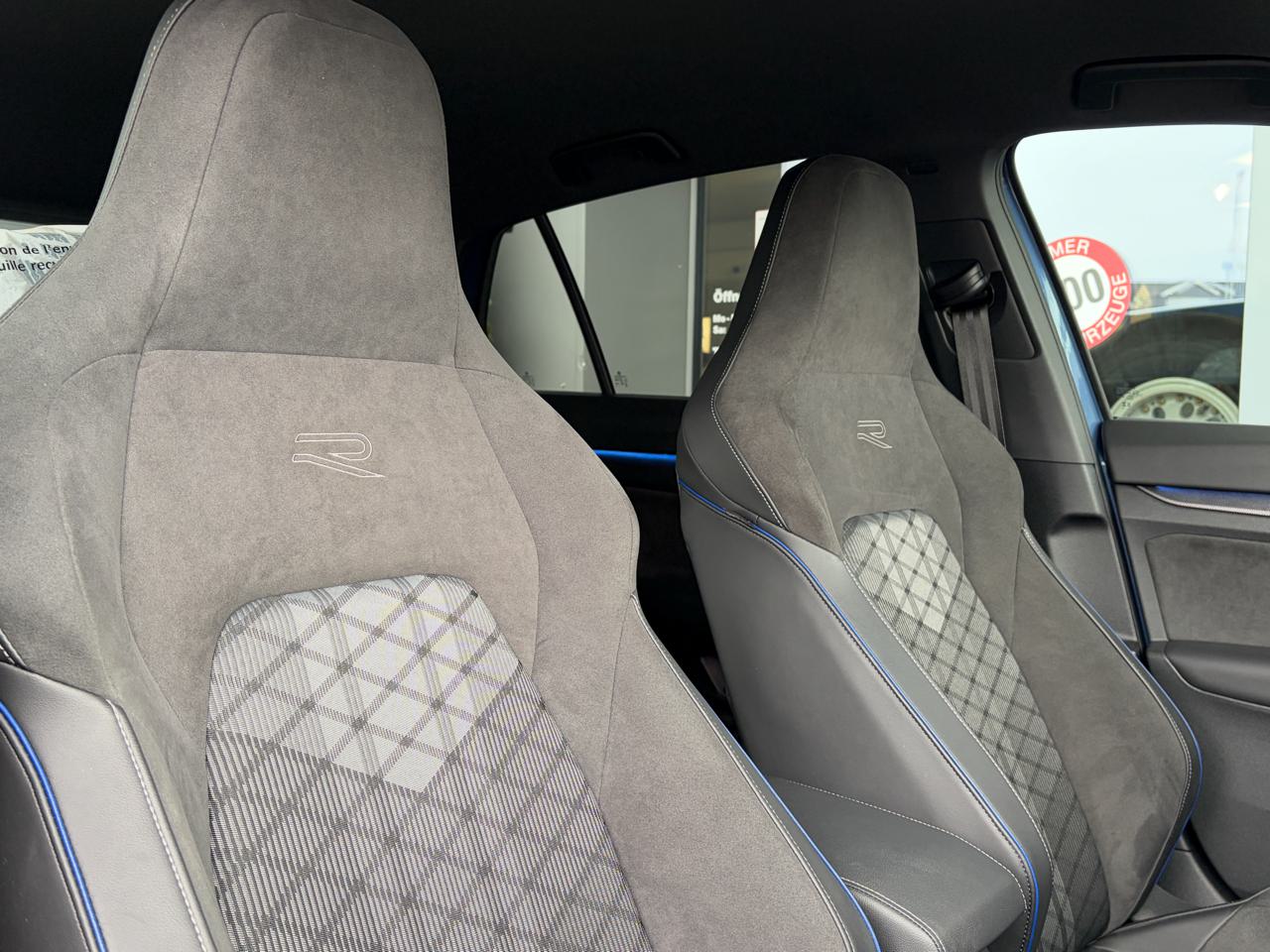 VW Golf VIII 1.5 eTSi mHEV R-Line